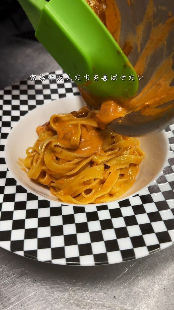 ～皆様に第二の食卓を～

栃木県足利市のTSUMIKIは、路地裏の隠れ家ダイニングバー。
木の温もりと和の外観が調和した空間で、リゾート地のようなリラックスした雰囲気を提供します

契約農家から届く新鮮な旬野菜を使った自慢のバーニャカウダーや、創意工夫で仕上げた料理が魅力！！

自然派ワインや自家製リモンチェロ、自家製サングリアなどのドリンクメニューも豊富です

フレンドリーな接客で、心温まるひとときをお届けします
栃木県足利市で皆様のご来店をお待ちしております！！

足利市雪輪町/TSUMIKI