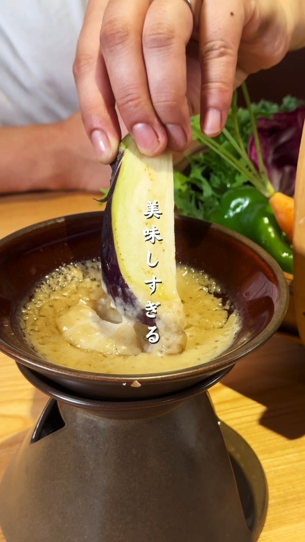 ～皆様に第二の食卓を～

栃木県足利市のTSUMIKIは、路地裏の隠れ家ダイニングバー。
木の温もりと和の外観が調和した空間で、リゾート地のようなリラックスした雰囲気を提供します

契約農家から届く新鮮な旬野菜を使った自慢のバーニャカウダーや、創意工夫で仕上げた料理が魅力！！

自然派ワインや自家製リモンチェロ、自家製サングリアなどのドリンクメニューも豊富です

フレンドリーな接客で、心温まるひとときをお届けします
栃木県足利市で皆様のご来店をお待ちしております！！

足利市雪輪町/TSUMIKI