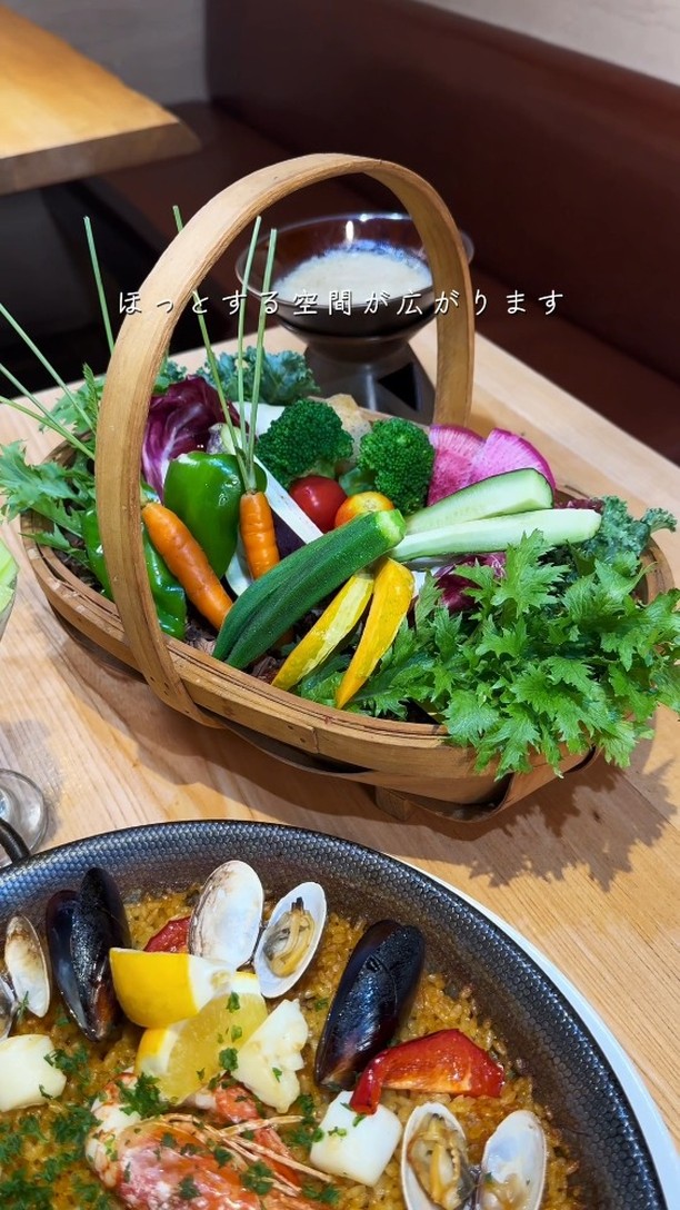 ～皆様に第二の食卓を～

栃木県足利市のTSUMIKIは、路地裏の隠れ家ダイニングバー。
木の温もりと和の外観が調和した空間で、リゾート地のようなリラックスした雰囲気を提供します

契約農家から届く新鮮な旬野菜を使った自慢のバーニャカウダーや、創意工夫で仕上げた料理が魅力！！

自然派ワインや自家製リモンチェロ、自家製サングリアなどのドリンクメニューも豊富です

フレンドリーな接客で、心温まるひとときをお届けします
栃木県足利市で皆様のご来店をお待ちしております！！

足利市雪輪町/TSUMIKI