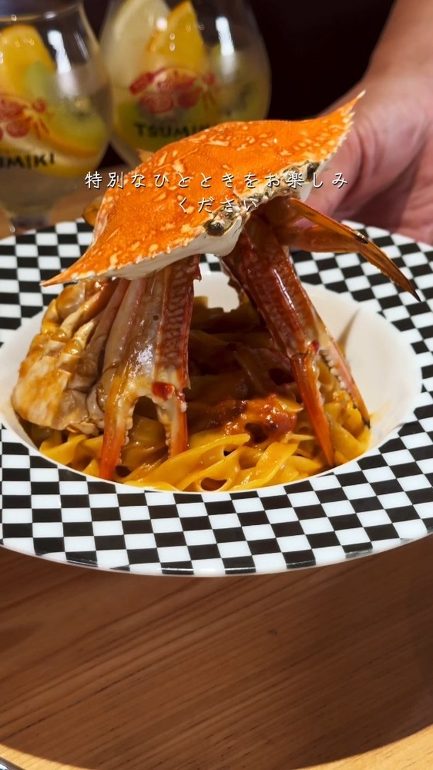 ～皆様に第二の食卓を～

栃木県足利市のTSUMIKIは、路地裏の隠れ家ダイニングバー。
木の温もりと和の外観が調和した空間で、リゾート地のようなリラックスした雰囲気を提供します

契約農家から届く新鮮な旬野菜を使った自慢のバーニャカウダーや、創意工夫で仕上げた料理が魅力！！

自然派ワインや自家製リモンチェロ、自家製サングリアなどのドリンクメニューも豊富です

フレンドリーな接客で、心温まるひとときをお届けします
栃木県足利市で皆様のご来店をお待ちしております！！

足利市雪輪町/TSUMIKI