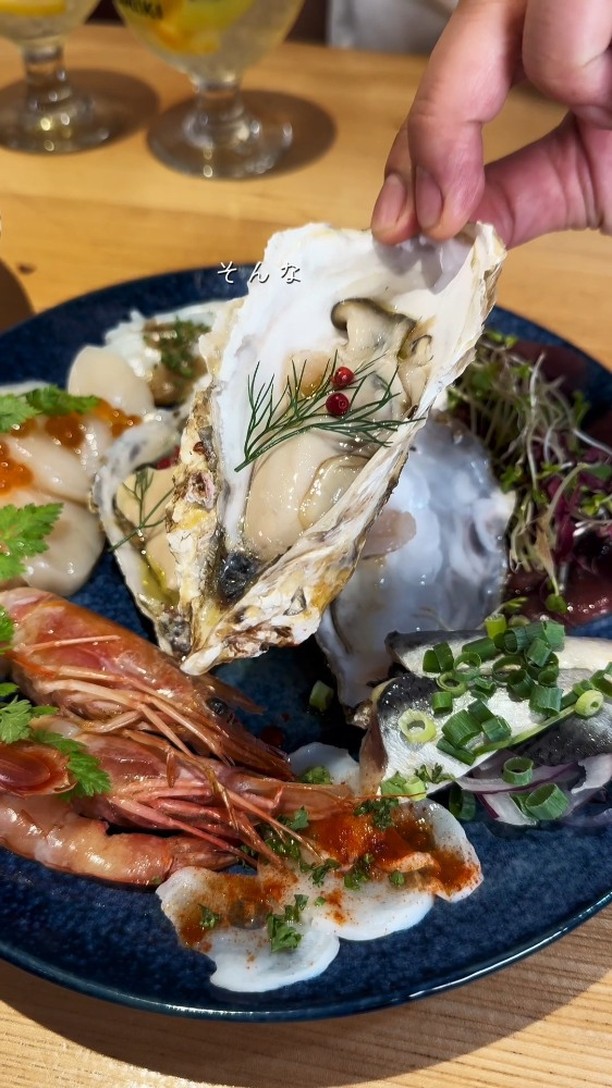 ～皆様に第二の食卓を～

栃木県足利市のTSUMIKIは、路地裏の隠れ家ダイニングバー。
木の温もりと和の外観が調和した空間で、リゾート地のようなリラックスした雰囲気を提供します

契約農家から届く新鮮な旬野菜を使った自慢のバーニャカウダーや、創意工夫で仕上げた料理が魅力！！

自然派ワインや自家製リモンチェロ、自家製サングリアなどのドリンクメニューも豊富です

フレンドリーな接客で、心温まるひとときをお届けします
栃木県足利市で皆様のご来店をお待ちしております！！

足利市雪輪町/TSUMIKI