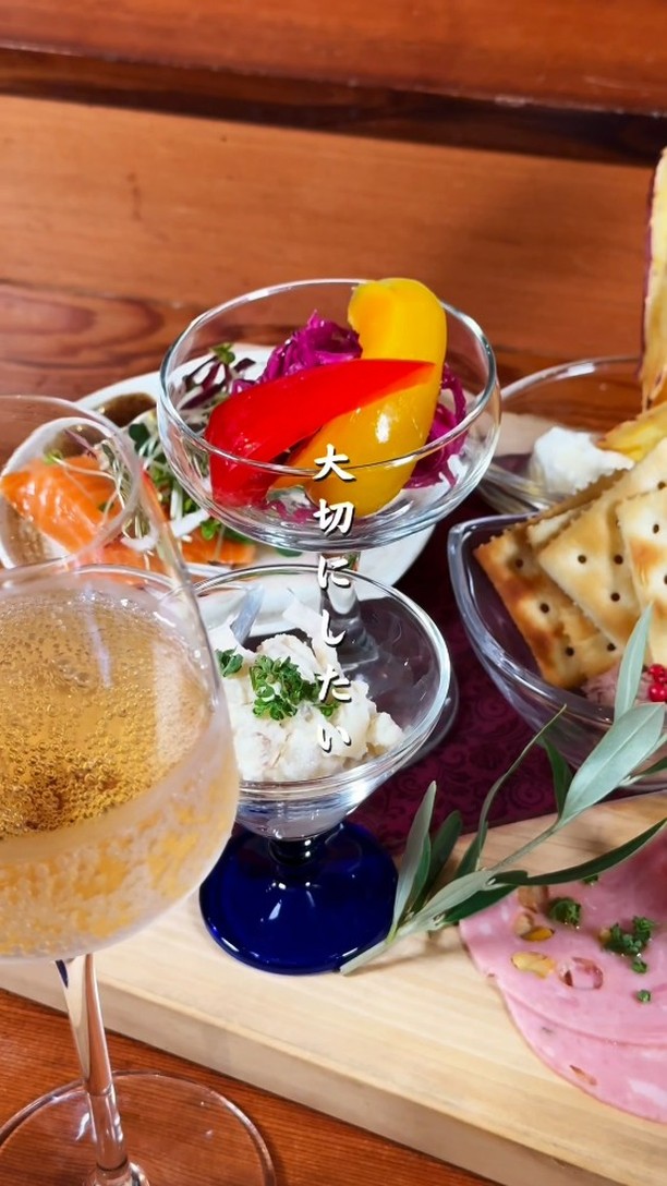 ～皆様に第二の食卓を～

栃木県足利市のTSUMIKIは、路地裏の隠れ家ダイニングバー。
木の温もりと和の外観が調和した空間で、リゾート地のようなリラックスした雰囲気を提供します

契約農家から届く新鮮な旬野菜を使った自慢のバーニャカウダーや、創意工夫で仕上げた料理が魅力！！

自然派ワインや自家製リモンチェロ、自家製サングリアなどのドリンクメニューも豊富です

フレンドリーな接客で、心温まるひとときをお届けします
栃木県足利市で皆様のご来店をお待ちしております！！

足利市雪輪町/TSUMIKI