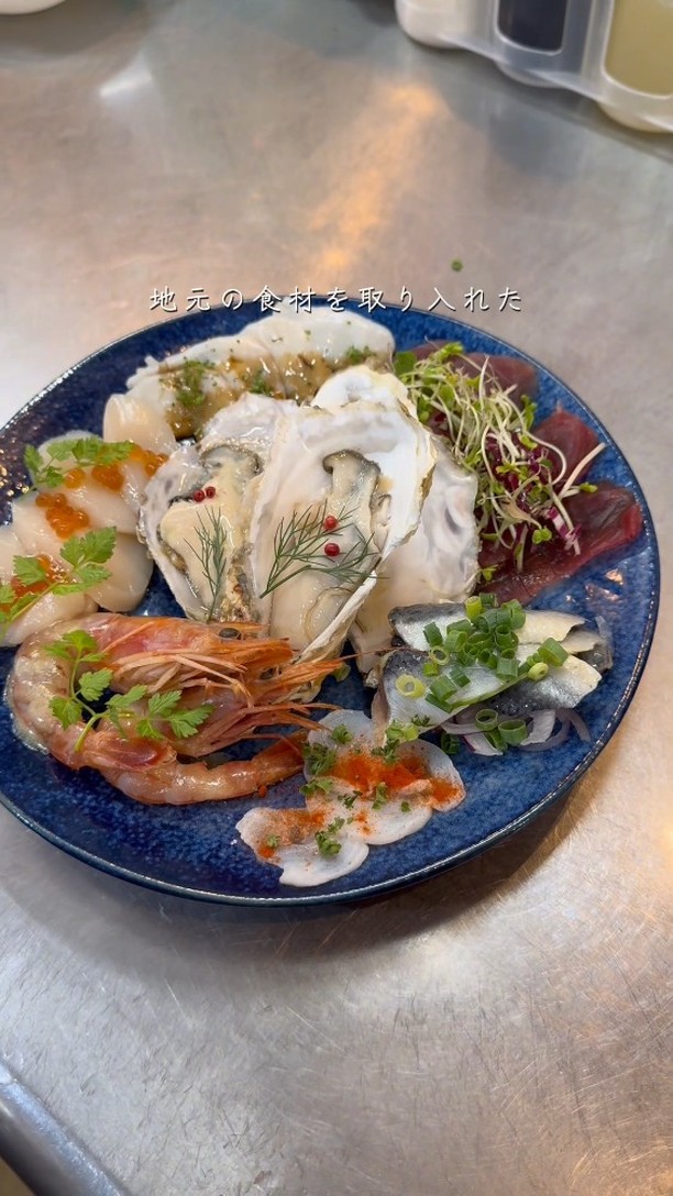 ～皆様に第二の食卓を～

栃木県足利市のTSUMIKIは、路地裏の隠れ家ダイニングバー。
木の温もりと和の外観が調和した空間で、リゾート地のようなリラックスした雰囲気を提供します

契約農家から届く新鮮な旬野菜を使った自慢のバーニャカウダーや、創意工夫で仕上げた料理が魅力！！

自然派ワインや自家製リモンチェロ、自家製サングリアなどのドリンクメニューも豊富です

フレンドリーな接客で、心温まるひとときをお届けします
栃木県足利市で皆様のご来店をお待ちしております！！

足利市雪輪町/TSUMIKI