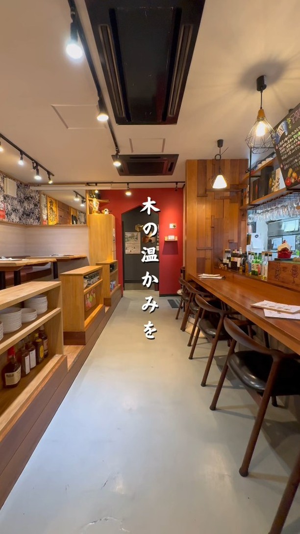 ～皆様に第二の食卓を～

栃木県足利市のTSUMIKIは、路地裏の隠れ家ダイニングバー。
木の温もりと和の外観が調和した空間で、リゾート地のようなリラックスした雰囲気を提供します

契約農家から届く新鮮な旬野菜を使った自慢のバーニャカウダーや、創意工夫で仕上げた料理が魅力！！

自然派ワインや自家製リモンチェロ、自家製サングリアなどのドリンクメニューも豊富です

フレンドリーな接客で、心温まるひとときをお届けします
栃木県足利市で皆様のご来店をお待ちしております！！

足利市雪輪町/TSUMIKI