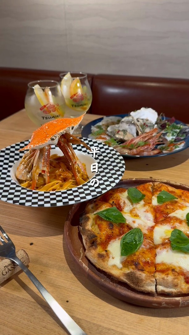 ～皆様に第二の食卓を～

栃木県足利市のTSUMIKIは、路地裏の隠れ家ダイニングバー。
木の温もりと和の外観が調和した空間で、リゾート地のようなリラックスした雰囲気を提供します

契約農家から届く新鮮な旬野菜を使った自慢のバーニャカウダーや、創意工夫で仕上げた料理が魅力！！

自然派ワインや自家製リモンチェロ、自家製サングリアなどのドリンクメニューも豊富です

フレンドリーな接客で、心温まるひとときをお届けします
栃木県足利市で皆様のご来店をお待ちしております！！

足利市雪輪町/TSUMIKI