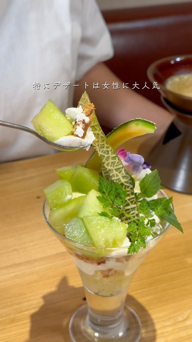 ～皆様に第二の食卓を～

栃木県足利市のTSUMIKIは、路地裏の隠れ家ダイニングバー。
木の温もりと和の外観が調和した空間で、リゾート地のようなリラックスした雰囲気を提供します

契約農家から届く新鮮な旬野菜を使った自慢のバーニャカウダーや、創意工夫で仕上げた料理が魅力！！

自然派ワインや自家製リモンチェロ、自家製サングリアなどのドリンクメニューも豊富です

フレンドリーな接客で、心温まるひとときをお届けします
栃木県足利市で皆様のご来店をお待ちしております！！

足利市雪輪町/TSUMIKI