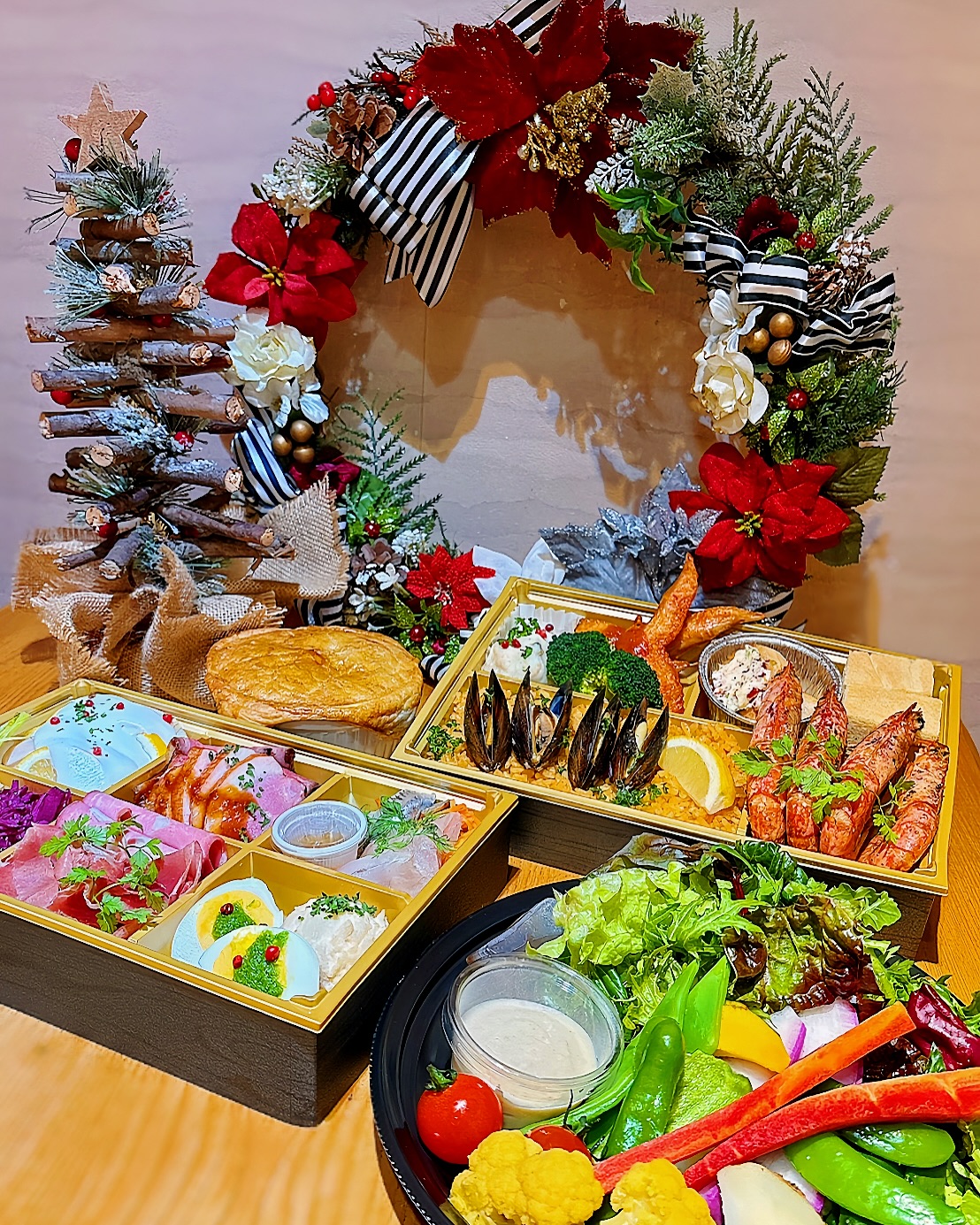 本日はXmasイブ🏻🦌 ˎˊ˗
皆様いかがお過ごしでしょうか♩

Tsumiki 〜クリスマスオードブル2024ver〜

今年も皆様の食卓に彩りを添えるお手伝いができて
私達も嬉しい限りです*.
今年はイブも当日も平日ですが
たくさんのご予約ありがとうございました♡

あまりにも美味しそうだったので
来年は私も予約しようと決意したスタッフSです。笑

ぜひクリスマスケーキやプレゼントなどと一緒に
たくさんお写真撮って載せて頂けたらなと思います♩
メンションも大歓迎です♡映え大好きなので見に行きます📸笑

これからお取りにいらっしゃるお客様は
寒さが強くなってきましたので、
暖かい格好でお越しください☃

足利市雪輪町/TSUMIKI