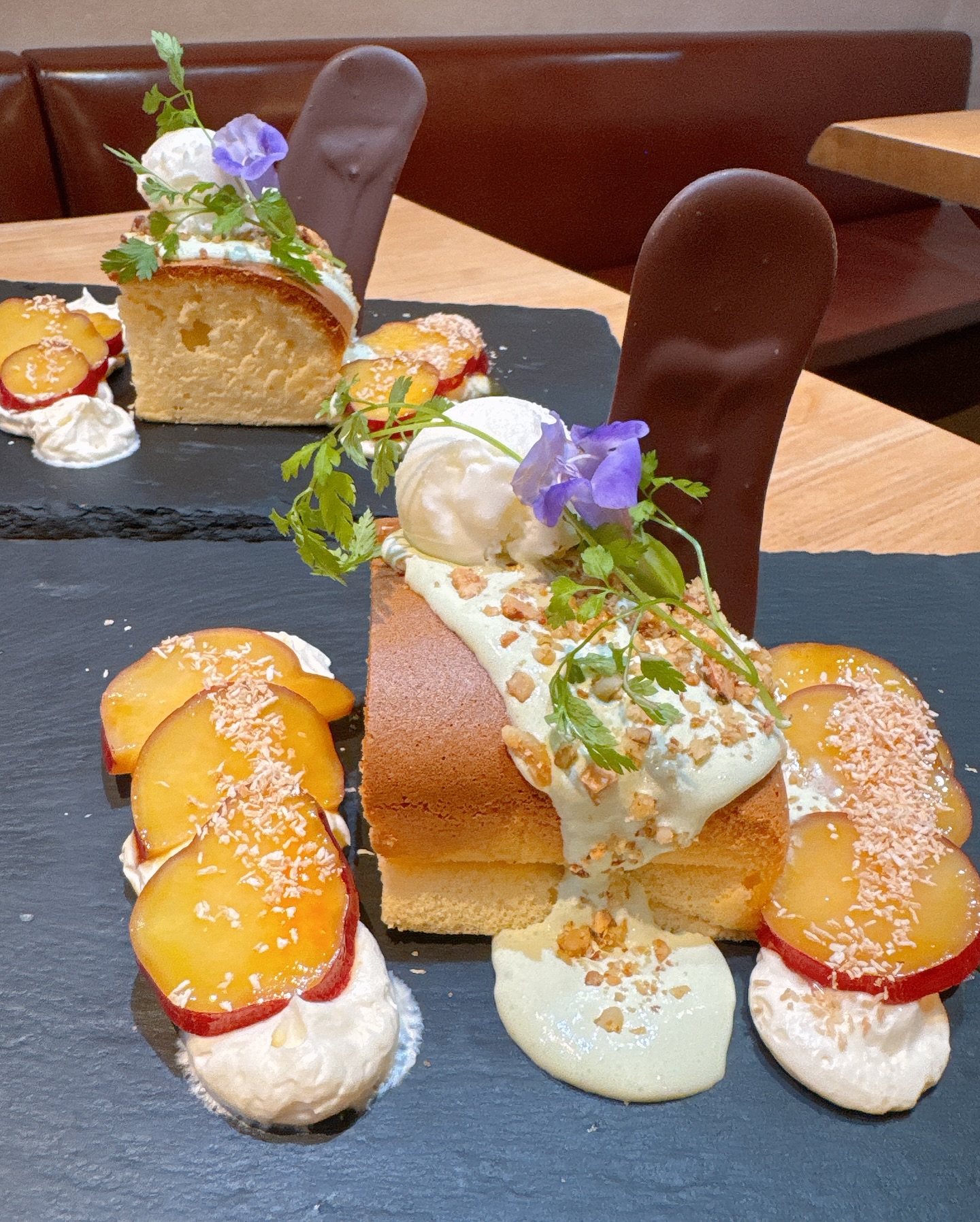 皆様こんばんわ〜❣

今日はきまぐれで変わる当店大人気の
【オープンスフレサンド】のご紹介です。

現在は【さつまいもとピスタチオ】になります♩
(詳細2枚目)

見た目がすごく華やかで映えにぴったりな1品♡
口当たりの軽い台湾カステラ風スフレと
ピスタチオクリームとミルクアイスが相性抜群！
ピスタチオクリームの色味が個人的にお気に入りです笑
周りにたくさん乗っているさつまいものオレンジ煮も
さつまいの甘さとオレンジの絶妙な酸味がとても合います( ॑˘ ॑* )

今だけの季節限定のオススメデザートなので
お早めにお召し上がりください♩

TSUMIKIは前菜もメインもボリュームたっぷり︎
ぜひぜひお腹空かせてご来店お待ちしております🧏🏻‍♀️
デザートまで辿り着いてください♡笑

※単品650円(税込)
ランチにデザートセットもございます。

足利市雪輪町/TSUMIKI