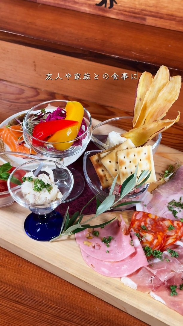 ～皆様に第二の食卓を～

栃木県足利市のTSUMIKIは、路地裏の隠れ家ダイニングバー。
木の温もりと和の外観が調和した空間で、リゾート地のようなリラックスした雰囲気を提供します

契約農家から届く新鮮な旬野菜を使った自慢のバーニャカウダーや、創意工夫で仕上げた料理が魅力！！

自然派ワインや自家製リモンチェロ、自家製サングリアなどのドリンクメニューも豊富です

フレンドリーな接客で、心温まるひとときをお届けします
栃木県足利市で皆様のご来店をお待ちしております！！

足利市雪輪町/TSUMIKI