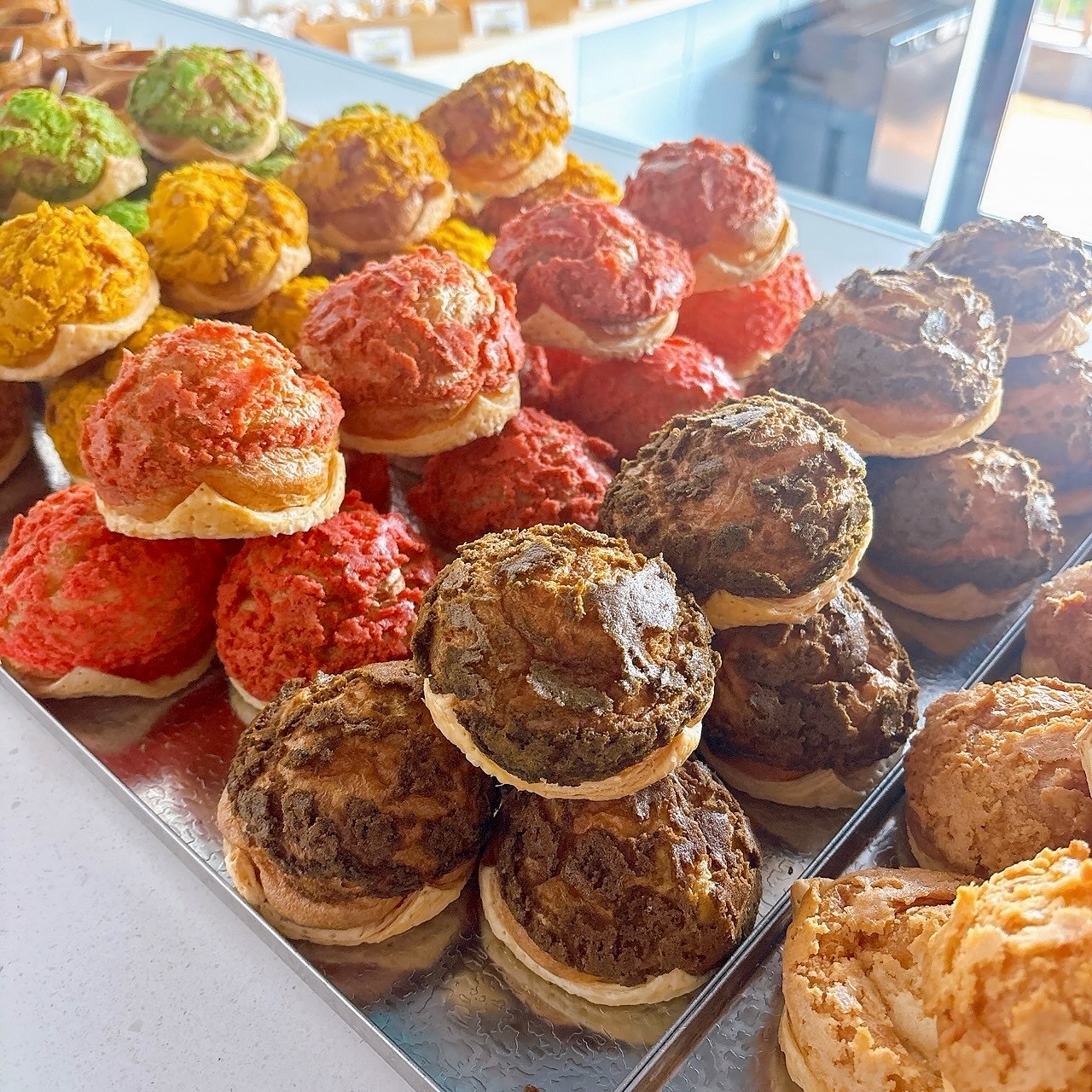 今日は皆様にご報告があります♩

2月3日に足利市八幡町のアガタビル2Fで
カフェ【2つ3つ】をオープン致します

こだわり抜いたシュークリームをメインとしていて、
クッキー生地、シュー生地、パイ生地の3種類を使用している
他にはない新しいシュークリームになっております。

カリッサクッが同時に味わえる新感覚❣

常時5種類の映え間違い無しのシュークリームは味も絶品です♩

キッシュは甘い系しょっぱい系両方あり、
シューラスクも6種類ご用意があります( * ॑˘ ॑* ) ⁾⁾

少しの間はテイクアウト限定ですが
後々ドリンクメニューの追加や店内飲食可能になります。

2月3日4日のどちらかにご来店のお客様へ
先着30名でご購入+2つ3つのアカウントフォローして頂いた方には
ラスク1袋(お好きな味どれでも)プレゼント

予めフォローして、当日スタッフに画面見せた場合もプレゼント致します

たくさんのご来店お待ちしております🏼‍♂️

Open11:00〜18:00※水曜定休
 〒326-0824 
栃木県足利市八幡町１丁目２−１１ アガタビル 2F