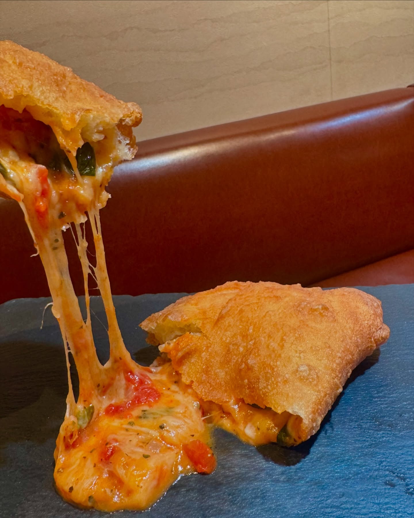 皆様こんばんは〜❣

先日載せた2つ3つの投稿が予想以上の反響があり
スタッフ一同びっくり仰天でした️ありがとうございます️

本日は @tochigi_b_gurume にエントリーしてる
Tsumikiの"PKT 揚げピザ"のいいね数が大大大ピンチなので
改めて皆様にご紹介させてください🏼‍♂️

カリカリモチモチの生地にトマトやバジル、
たっっっっっっぷりのチーズが溢れ出る
1つ食べたらやみつきになること間違い無しの1品です

2つに割るととろっとろのチーズがどんどん出てきます♡

このままでは出店が危ういので皆様のご協力が必要です🏻
@tochigi_b_gurume
↑こちらから『ＰＫＴ』の紹介ページのいいねを押してください
当店のアカウントへのいいねはカウントされないそうですお気をつけください。

いいね数が上位15位までの店舗しか出店できません

期限は1月31日までになっております

pktの揚げピザを世に広めていきたいので
どうか拡散+いいね よろしくお願いします️️