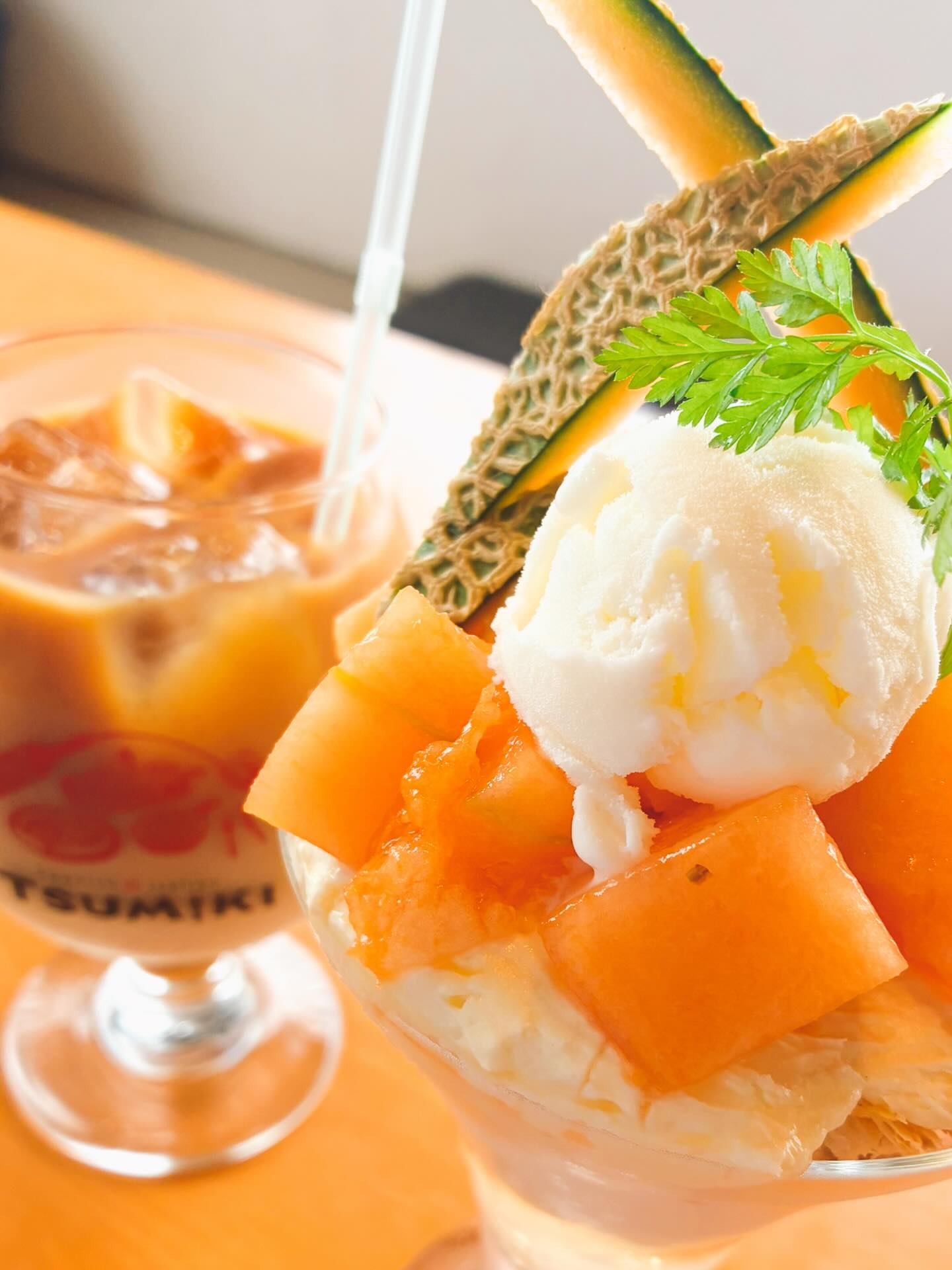 2025.6.17
本日のパフェ『メロンとフロマージュのパフェ』

冷たいメロンの優しい甘味と、ふわふわに仕上げたレアチーズのパフェです
暑い日でも、さっぱりペロリと食べられちゃいます

今週に入って、かなり暑くなりましたが、そんな時こそTSUMIKIの新鮮野菜と、季節のデザートで元気チャージしてください️