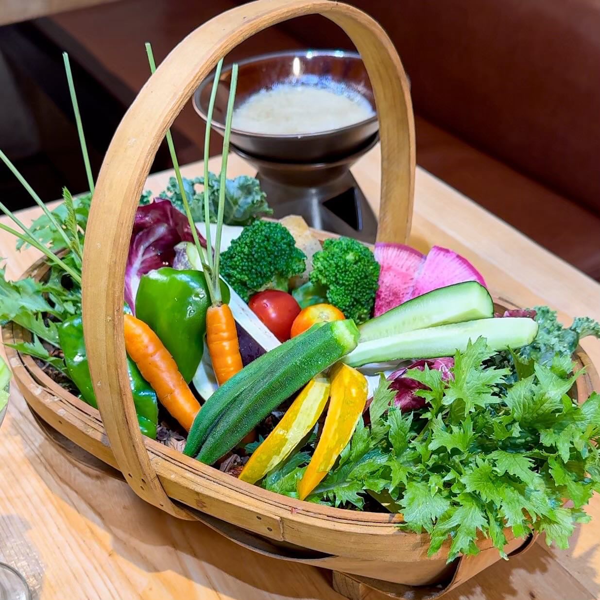 2025.6.30

今日で上半期終了！
いよいよ夏本番を迎えますねー

TSUMIKI名物のバーニャカウダーも、夏野菜が増えてきました。夏野菜は、体温を緩やかに下げる効果や、失ったビタミンやミネラルを補う力があるものが多いそうです。
美味しく食べて、体にも嬉しい
多品目の野菜も摂れて、一石二鳥️

特製のバーニャカウダーソースにつけたら、いくらでも食べられちゃいます
ぜひご賞味あれ！