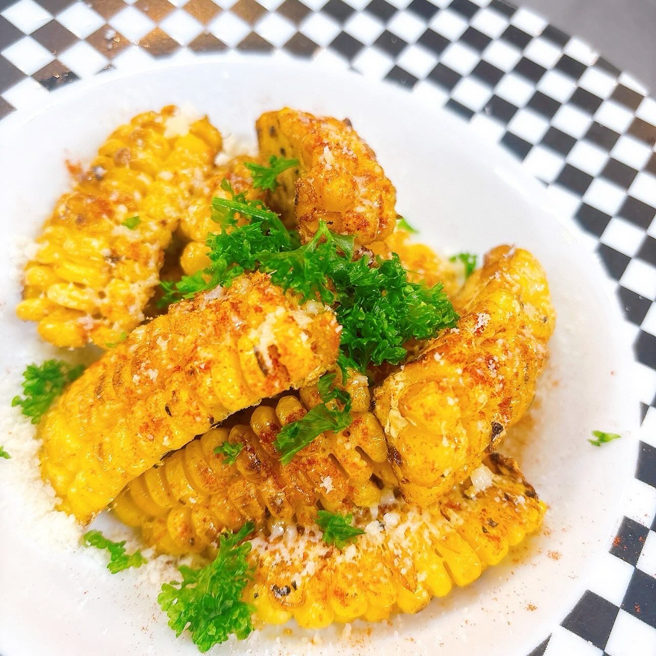 2025.7.7

こんにちは！
今夜は織姫様と彦星様は会えるのかなー？
なんだか怪しげな空模様ですが

TSUMIKIでは、ディナーメニューが新しくなり、夏っぽいメニューも増えました！

『パリパリピーマンと豚のリエット』や、
『とうもろこしのカリカリフリット』などなど…

夏野菜は、見た目も色鮮やかでテンション上がりますね

今夜も皆様のご来店お待ちしております☆