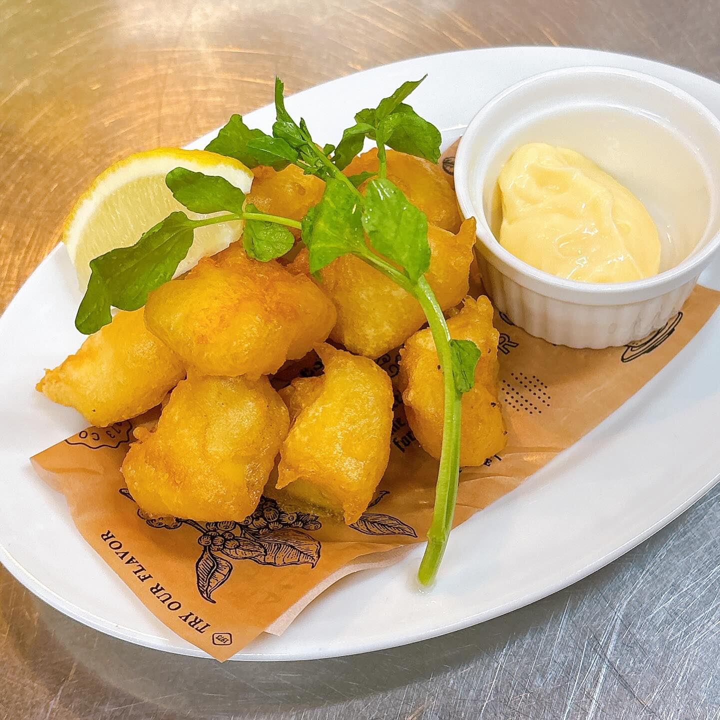 2025.8.13
夏真っ盛り!
お盆シーズンで、昨夜は久しぶりにご来店されたお客様に会えてました元気そうです何よりでした
TSUMIKIの夏メニューも、大好評️
イカのフリットはお酒に合うし、冷製パスタはさっぱりと〆にぴったりだし、箸休めのポテトサラダは、スモークの香りとごぼうのパリパリ感がクセになります
宴会メニュー飲み放題で、わいわい楽しむのもアリですよ️
みなさまのご来店お待ちしております♪