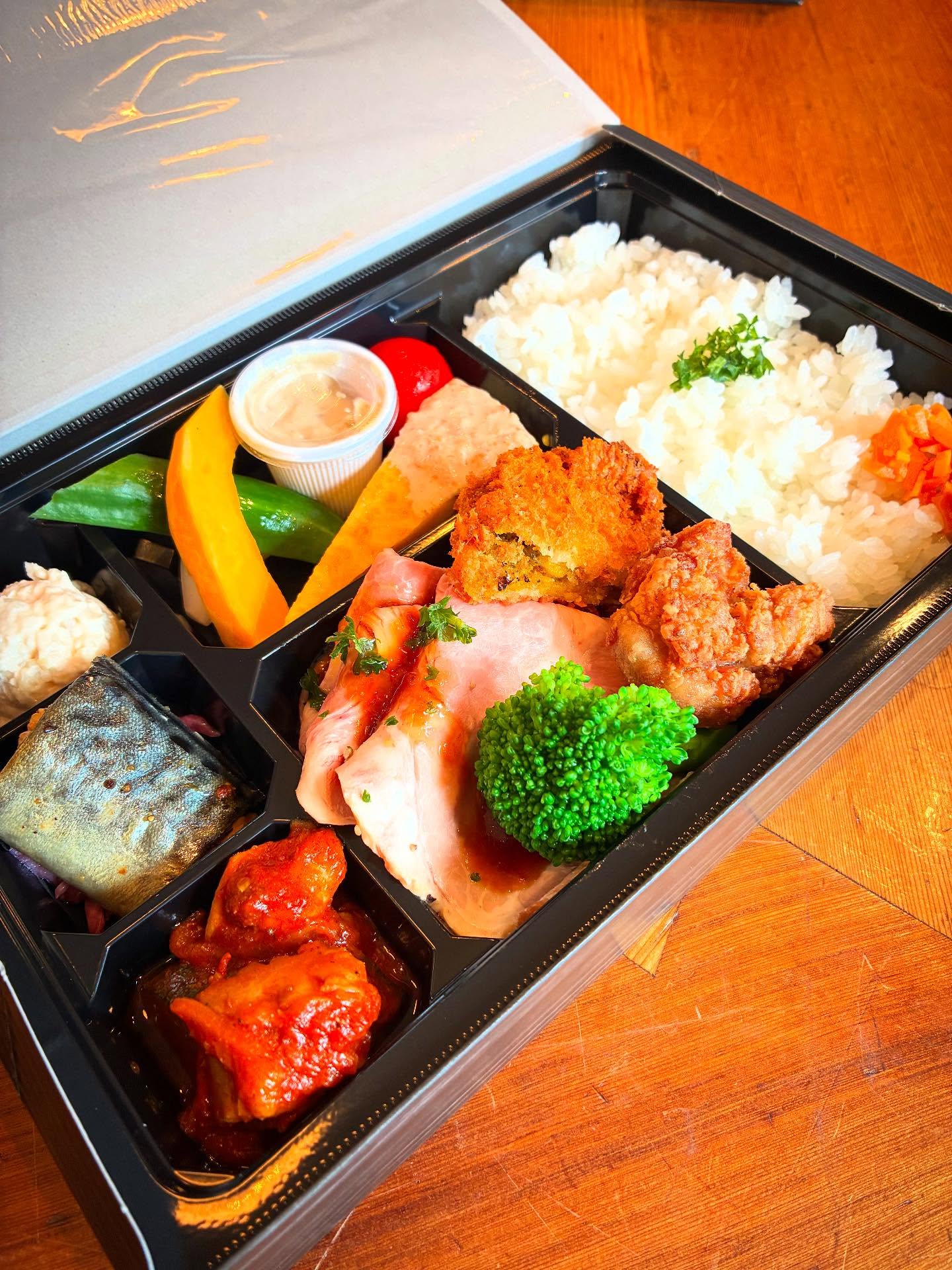 2025/08/07🥕⸝⋆

⎯⎯⎯⎯⎯⎯⎯⎯⎯⎯⎯⎯⎯⎯⎯⎯⎯⎯

こんにちは🫑♡
夏休みも中盤戦、いよいよお盆に突入しますね！
 TSUMIKIはお盆も営業致します！
営業時間が変わりますのでご予約の際は
DMまたは電話にてお問合せ下さい🥰

写真は先日オーダーいただきました
お弁当です（¥1500）

 TSUMIKIのお弁当は¥1500・¥2000の
2種類をご用意させていただいております！

内容は随時変わりますが野菜たっぷり
お肉たっぷりの皆様に満足いただける
お弁当になっていると思います️♡

3万円以上のご予約で足利市内の配送も
可能となっております！（要確認）

お弁当は
3日前までのご予約で承ります！
新メニューもぞくぞくと登場予定ですので
お楽しみに！！！！！

是非 TSUMIKIのお弁当で
楽しいランチタイムをお過ごしください️
⎯⎯⎯⎯⎯⎯⎯⎯⎯⎯⎯⎯⎯⎯⎯⎯⎯⎯