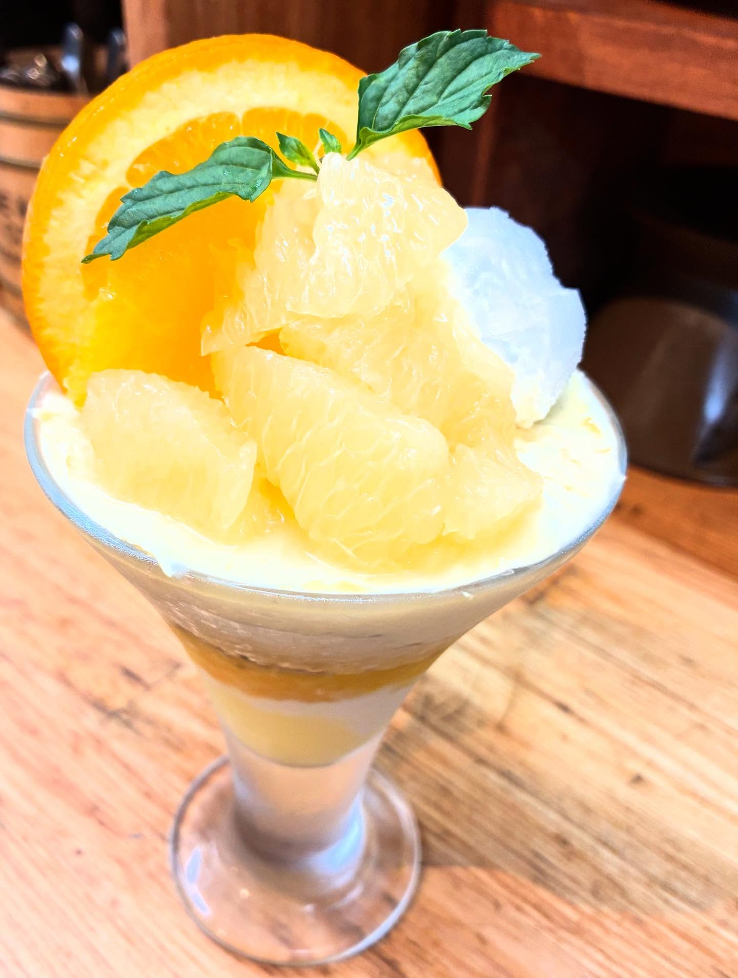 2025/08/28🥕⸝⋆
⎯⎯⎯⎯⎯⎯⎯⎯⎯⎯⎯⎯⎯⎯⎯⎯⎯⎯
新しいデザートのご紹介!!!!!!
私ゴリ押しのグレープフルーツを使用した
パフェがついに商品化!!!!!
グレープフルーツとオレンジとフロマージュが
爽やかに香る残暑厳しい時期にさっぱり
お召し上がり頂けるパフェです♡
tsumikiにきたら是非
味わってみてくださいね
⎯⎯⎯⎯⎯⎯⎯⎯⎯⎯⎯⎯⎯⎯⎯⎯⎯⎯