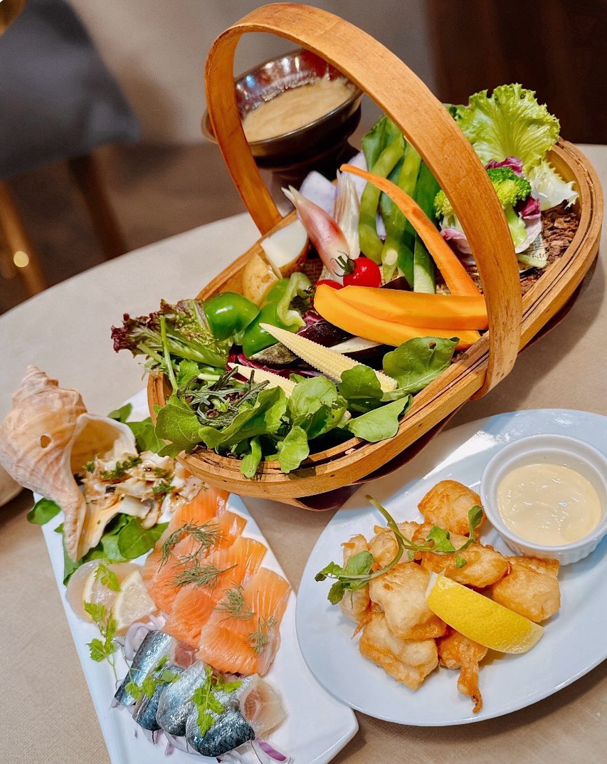 2025.9.12

お得なセットメニューのご紹介️

・バーニャカウダー（2人前）
・カルパッチョ
・イカのフリット

ディナータイム限定で、単品合計¥3130を
セットでぴったり¥3000でご用意しております

メニュー選びに困ったら、とりあえずこのセットを注文しておくのもアリです

TSUMIKIの代名詞とも言える、新鮮野菜をたくさん食べられるバーニャカウダーをはじめ、お酒のお供にぴったりなカルパッチョや、イカフリットがあれば、テーブルの上も華やかに🥕

ぜひご利用ください