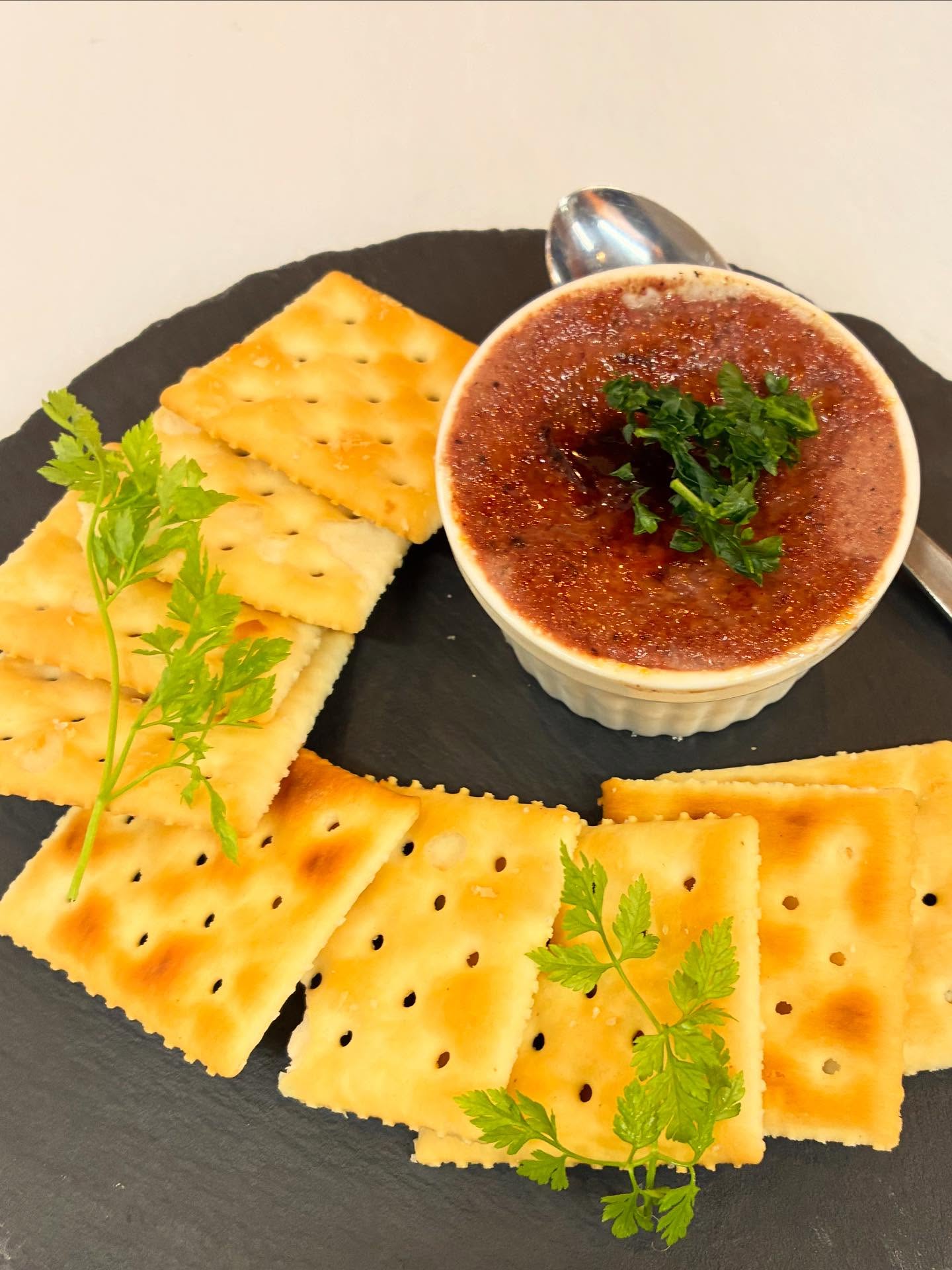 2025/09/25🥕⸝⋆

⎯⎯⎯⎯⎯⎯⎯⎯⎯⎯⎯⎯⎯⎯⎯⎯⎯⎯

こんばんは️
本日ランチもたくさんのお客様のご来店
ありがとうございました！！！！

遠方からのお客様も多く、
アルコールもたくさんオーダー頂き
楽しい時間を過ごしていただけたようで♡

ホールスタッフもお客様とたくさん、お話を
させていただき楽しい時間でした

さて、本日の投稿はランチでご用意している
お酒の進む単品メニューのご紹介です🍾⸝˖ ࣪⊹

私のイチオシは1枚目のお写真、
自家製レバーパテブリュレ風です♡

こちらは赤ワインで楽しんでいただくと
最高かと…🤫♡

ほかにもたくさんのメニューを
ご用意しておりますのでご来店の際は是非
チェックしてみてくださいね🥕⸝⋆

⎯⎯⎯⎯⎯⎯⎯⎯⎯⎯⎯⎯⎯⎯⎯⎯⎯⎯⎯