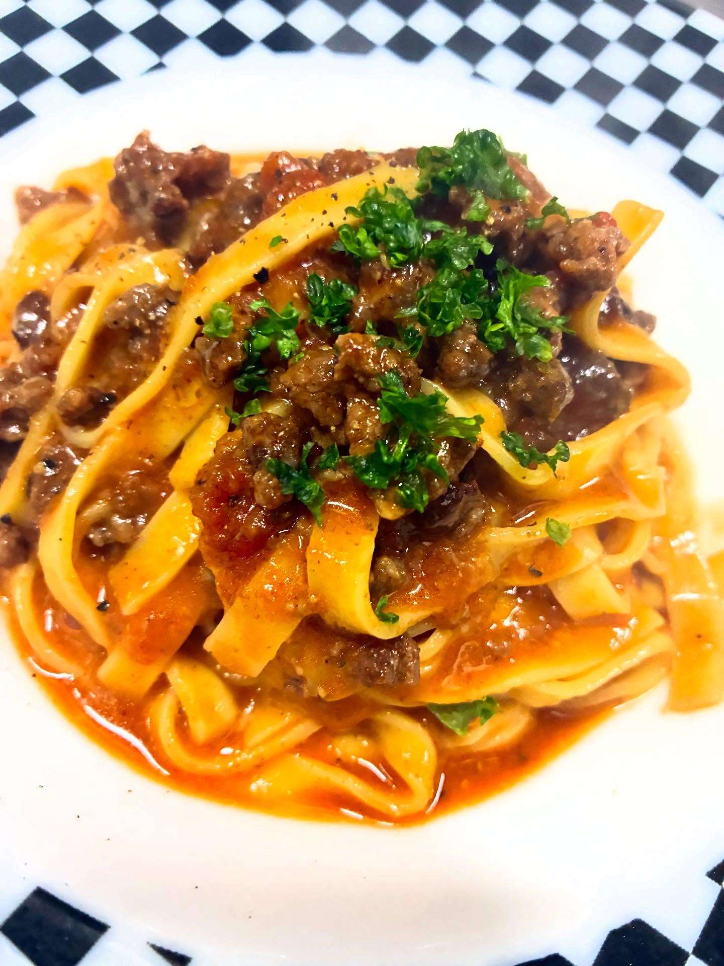 2025/11/30🥕⸝⋆

⎯⎯⎯⎯⎯⎯⎯⎯⎯⎯⎯⎯⎯⎯⎯⎯⎯⎯
こんにちは

明日から12月！今年もあっという間に
一年が終わってしまいますね

歳を重ねるごとに一年のはやさを
感じてびっくりしています🫢️

さて本日は冬にぴったり深みのあるメニュー
❝ 和牛のボロネーゼ❞です♡
tsumikiの隠れた人気メニュー
赤ワインと合わせてお召し上がり頂くと
最高なパスタとなっております

時間をかけて煮込んだ和牛のソースが
幅広の麺に絡んで想像しただけで
美味し〜い🤤♡

tsumikiにご来店の際は是非
召し上がってみてくださいね🥕⸝⋆

昨日は「王様のブランチ」ご覧いただきまして
ありがとうございました！！！！
たくさんのいいね！やメッセージも
うれしかったです！！！

２つ３つのみの登場となりまして
びっくりしておりますが（🤫🤫🤫）

スタジオの皆様に２つ３つの　@2tsu3tsu 
シュークリームをお召し上がり頂いて
とっても嬉しかったです

期間限定のカカオシュー、
冬にぴったりのおすすめです🤎
是非お召し上がりくださいませ🤎
⎯⎯⎯⎯⎯⎯⎯⎯⎯⎯⎯⎯⎯⎯⎯⎯⎯⎯