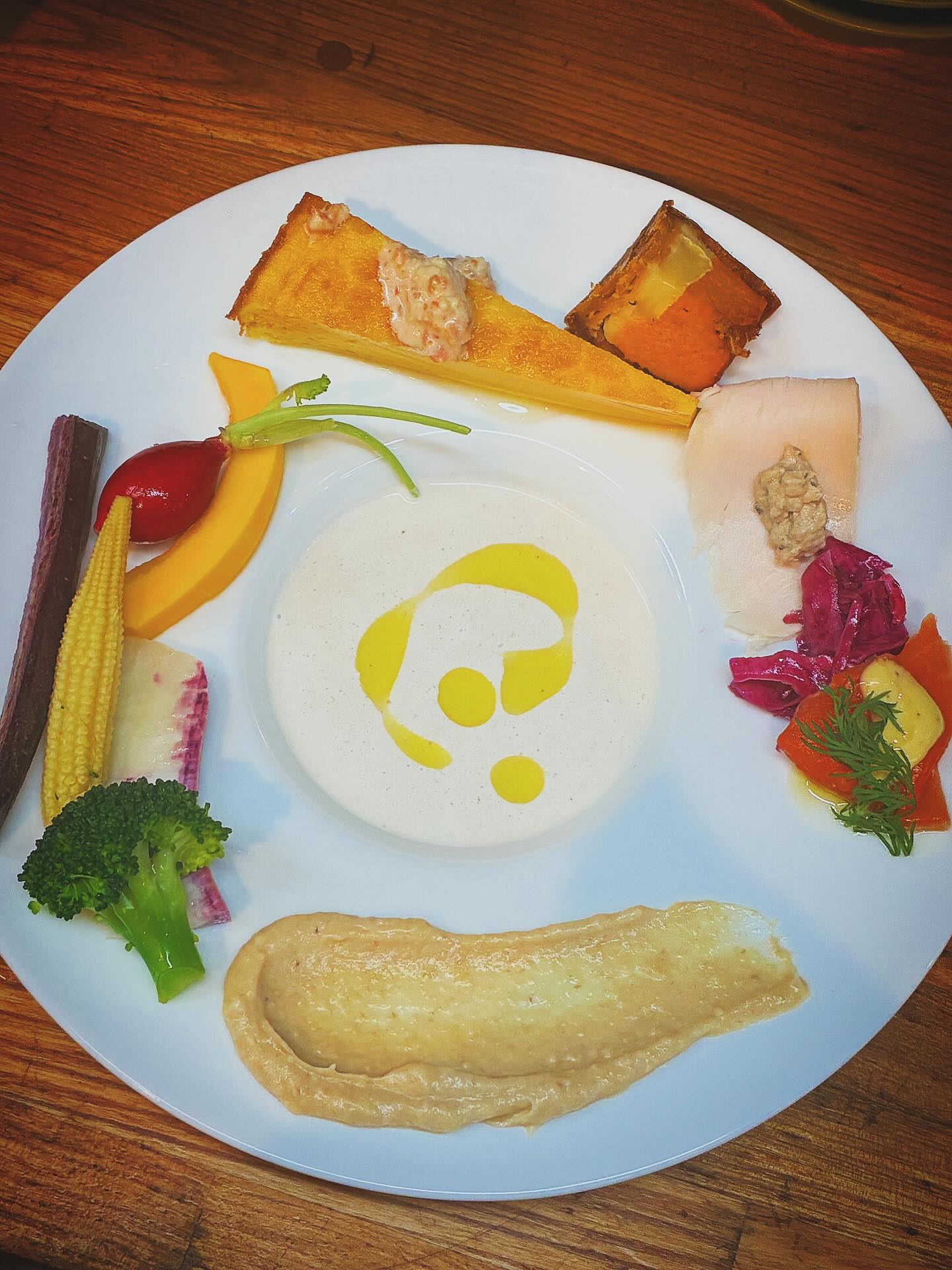 2025/12/07🥕⸝⋆
⎯⎯⎯⎯⎯⎯⎯⎯⎯⎯⎯⎯⎯⎯⎯⎯⎯⎯
こんにちは˖ ࣪⊹
ここ数日ぐっと冷え込み、冬の気配しか
感じない今日この頃🥶!!!
冬の空気を楽しみながら今年も残り1ヶ月
過ごしていきたいですね️
皆さま暖かくして美味しいものでも
たくさん食べちゃいましょう♀️!
写真は前日の前菜です️
バーニャカウダーで大人気だった
【水茄子】のシーズンが終了してしまいましたが
冬に美味しい大根やカブのカラフルな
ものをご用意して見た目も鮮やかに
冬には冬の食材を楽しんでいきましょう
ランチ前菜は全てのセットについております!
1日分の野菜、是非tsumikiで摂っていって
くださいねー!!!🥦
⎯⎯⎯⎯⎯⎯⎯⎯⎯⎯⎯⎯⎯⎯⎯⎯⎯⎯