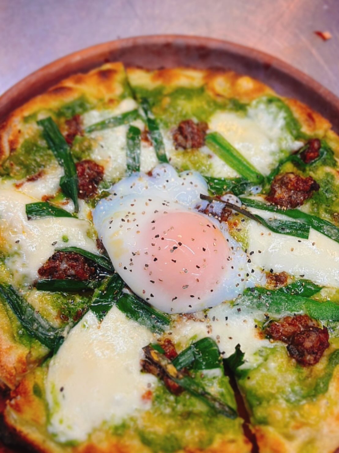 2025/12/16🥕⸝⋆

⎯⎯⎯⎯⎯⎯⎯⎯⎯⎯⎯⎯⎯⎯⎯⎯⎯⎯
こんばんは

今日は当店自慢のピンサのご紹介
❝ 温玉ニラボロネーゼ❞です🥚！！

足利産の美味しいニラを生のままソースに
パンチの効いたソースとボロネーゼに
温玉がとろーりと弾けるお酒に合うピザです

ランチでもディナーでもお召し上がり頂けるものに
なっていて、クリスマスのお持ち帰りも出来ます️

是非お試しくださいね♡

そして、２つ３つ　@2tsu3tsu  のシュークリームと
フラン、tsumikiのドレッシングとニラソースが
ご購入頂けるECサイトがオープンいたしました️

TSUMIKIのInstagram、1番上のリンクに
貼り付けてありますのでご覧くださいませ🥕⸝⋆

　
ᝰ✍︎꙳⋆

クリスマスのご予約終了まで
残り4日となりました！！！！

２つ３つ　@2tsu3tsu  のケーキ、
TSUMIKIのオードブルとコースの
ご予約の確認は1番上の投稿を
ご確認くださいね♡

⎯⎯⎯⎯⎯⎯⎯⎯⎯⎯⎯⎯⎯⎯⎯⎯⎯⎯