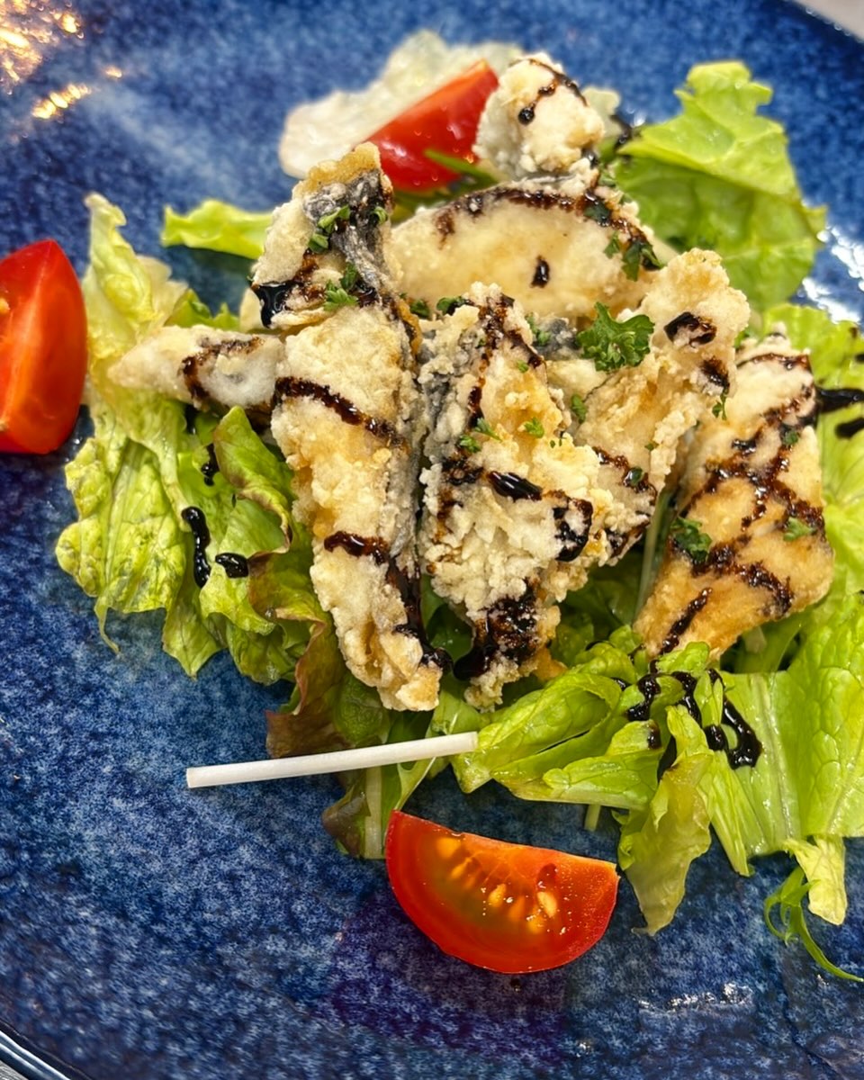 2026/01/13🥕⸝⋆

⎯⎯⎯⎯⎯⎯⎯⎯⎯⎯⎯⎯⎯⎯⎯⎯⎯⎯

こんにちは🩵

本日は旬の味覚、鰆（さわら）を
使ったお料理のご紹介です🧑‍！！！！

❝ 鰆のフリット　モデナ風❞
おすすめメニューとして登場です♡

モデナ地方の名産、
バルサミコをソースに

さくさくふんわりの鰆とさっぱりしたソースを
サラダ仕立てでご用意しました

無くなり次第終了となりますので
是非お早めにご賞味ください！！！

そして、２つ３つ　@2tsu3tsu  のシュークリームと
フラン、tsumikiのドレッシングとニラソースが
ご購入頂けるECサイトがオープンいたしました️

TSUMIKIのInstagram、1番上のリンクに
貼り付けてありますのでご覧くださいませ🥕⸝⋆

　

⎯⎯⎯⎯⎯⎯⎯⎯⎯⎯⎯⎯⎯⎯⎯⎯⎯⎯

栃木イタリアン
足利ディナー
足利イタリアン