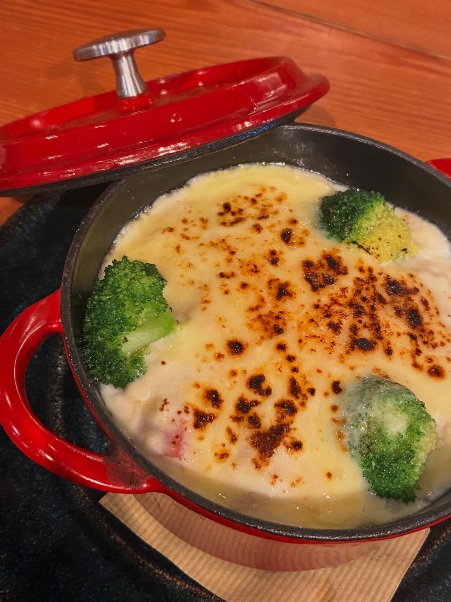 2026/02/19🥕⸝⋆

⎯⎯⎯⎯⎯⎯⎯⎯⎯⎯⎯⎯⎯⎯⎯⎯⎯⎯

こんばんは🥬

本日は旬の味覚、白菜を
使ったお料理のご紹介です🧑‍！！！！

❝ ロール白菜のグラタン❞
おすすめメニューとして登場です

冬が旬の甘くて美味しい白菜を
チーズ🧀とクリームにダイブさせた
あったかジューシーな逸品️

美味しい白菜が手に入った日だけの
限定メニューとなります🤫

ホワイトソースもとっても美味しいので
バケット🥖を追加して余すことなく
お召し上がりいただきたいです！！！！

スタッフRはお皿がピカピカになるまで
堪能させていただきました️️️️️
（シェフに盛大な感謝‍♀️‍♀️‍♀️）

お子様でも大人の方でも美味しくお召し上がり
いただけるメニューとなっておりますので
是非ご来店の際はご堪能くださいね️

そして、２つ３つ　@2tsu3tsu  のシュークリームと
フラン、tsumikiのドレッシングとニラソースが
ご購入頂けるECサイトがオープンいたしました️

TSUMIKIのInstagram、1番上のリンクに
貼り付けてありますのでご覧くださいませ🥕⸝⋆

　

⎯⎯⎯⎯⎯⎯⎯⎯⎯⎯⎯⎯⎯⎯⎯⎯⎯⎯