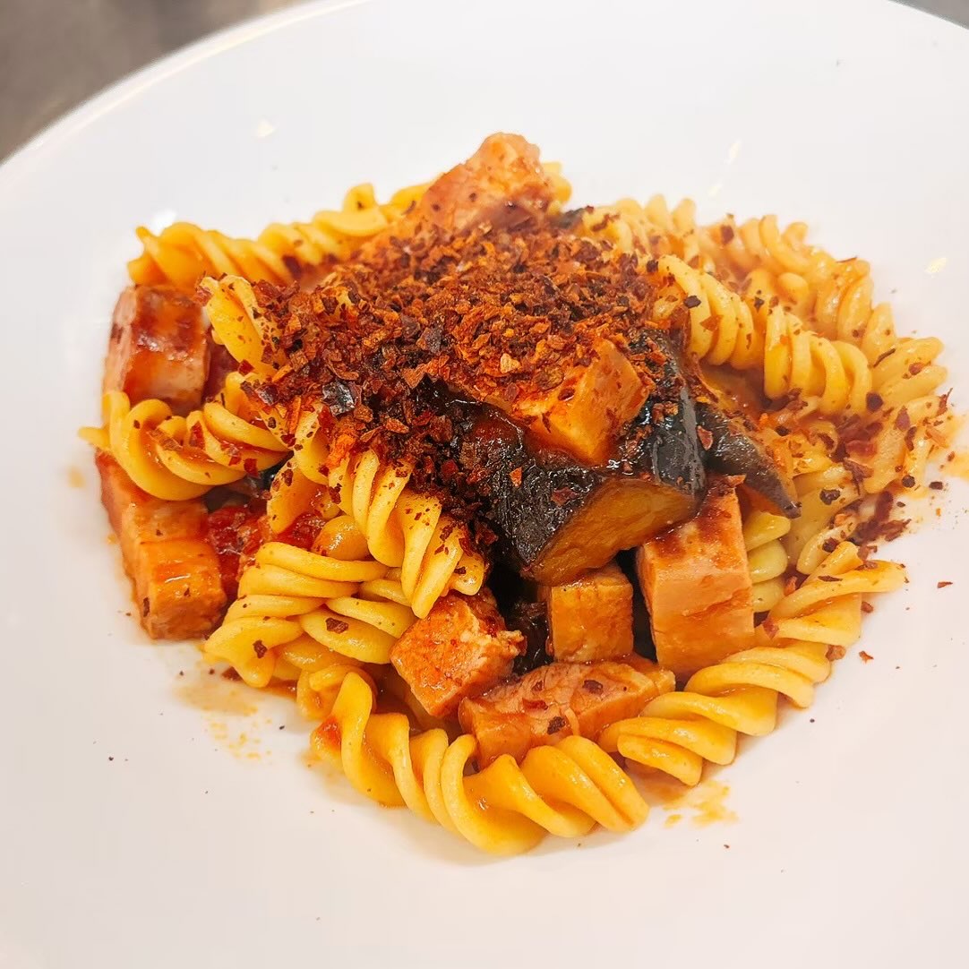 2026/07/04🥕⸝⋆

⎯⎯⎯⎯⎯⎯⎯⎯⎯⎯⎯⎯⎯⎯⎯⎯⎯⎯

lunch menu

「ベーコンと揚げナスのアラビアータフジッリ」

ガツンとした辛さを纏った螺旋状のショートパスタ🌶️
大人気のレギュラーメニューです️‍
⎯⎯⎯⎯⎯⎯⎯⎯⎯⎯⎯⎯⎯⎯⎯⎯⎯⎯⎯